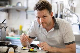 Eine glasig gegarte Forelle GaultMillau-Restaurant Die Rose, Rüschlikon ZH