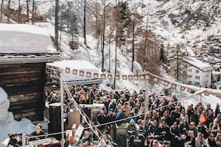 Diese Events machen den April aufregend Fest im bergdorf zermatt mit dem matterhorn im hintergrund