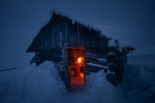Rätselhafte Regeln für die zwölf Raunächte Deep snow after blizzard, Carpathian landscape