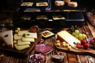 Wie reinigt man den Raclette-Ofen? Raclette passt perfekt zu dieser Jahreszeit. Doch wie reinigt man den Ofen richtig?