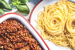 Welche Rezepte eignen sich für den Veganuary? Linsen eignen sich perfekt für eine fleischlose Bolognese Sosse.