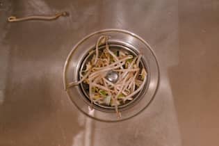 Was hat im Abfluss nichts zu suchen? Aufgepasst was im Abfluss landet - besser ab in den Müll mit Speiseresten.