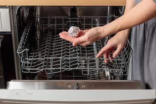 Was bringt Alufolie im Geschirrspüler? Ein kleiner Alu-Ball für den grossen Unterschied?