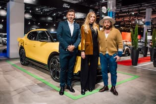 Stars und Autoliebhaber geben sich das Lenkrad in die Hand Baschi ist jedes Jahr ein gern gesehener Gast an der Auto Zürich.