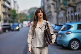 Diese Frisur lässt uns jünger aussehen Mit dem Gringe-Pony schlagen wir, wie die Influencerin Alison Toby, gleich mehrere Fliegen mit einer Klappe.