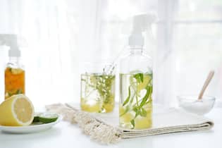 Warum ihr für den Frühlingsputz nur Essig braucht Homemade citrus aromatic vinegar cleaner spray natural ingredients environmentally friendly
