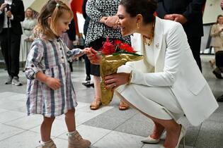 Berührende Momente: Victoria und Daniel von Schweden in Down Under Süsser Moment: Ein Mädchen überreicht Victoria von Schweden im Nationalmuseum von Canberra Blumen.