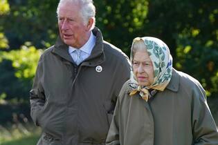 Sorge um Gesundheit? Prinz Charles soll die Queen ständig besuchen Prinz Charles soll fast täglich seine Mutter Queen Elizabeth II. besuchen.