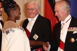 Grosser Moment: Hier schüttelt Motsi Mabuse König Charles' Hand Motsi Mabuse gibt König Charles III. beim Staatsbankett im Berliner Schloss Bellevue die Hand.