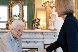 Queen Elizabeth empfängt neue Premierministerin Liz Truss Queen Elizabeth II (l.) begrüßt Liz Truss.