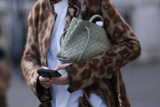 Diese Jacken geben bei unserem Outfit den Ton an Tipp: Jacken im Animal Print für maximale Wirkung mit Basics kombinieren.