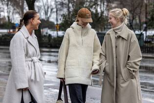 Die 6 simplen Fashion-Regeln der Schwedinnen STOCKHOLM, SWEDEN - FEBRUARY 08: Caroline Ellingsen (left) wearing Filippa K poses for a picture outside of Hotel Nobis during the second day of Stockholm Fashion Week on February 8, 2022 in Stockholm, Sweden. (Photo by Michael Campanella/Getty Images)