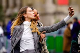 Computer- und Handybildschirme lassen die Haut altern Tägliches Brot für Blogger*innen und Influencer*innen: Selfies