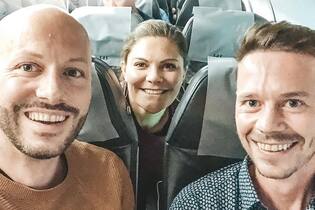 So läuft eine Flugreise mit Prinzessin Victoria ab So normal reist Prinzessin Victoria im Flieger