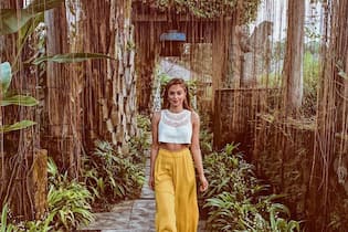 Jennifer Bosshard zeigt auf Bali Bein und Bauch Jennifer Bosshard