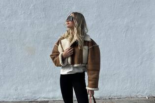 An kalten Herbsttagen tragen wir Lammfell-Jacken ela hosk