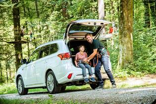 Naturfreunde - Mitsubishi - Bildgalerie Selbst schon bereit, hilft Papa Pablo im Seilpark Kloten ZH dem jüngsten Sohn Finn beim Anziehen des Klettergurts.