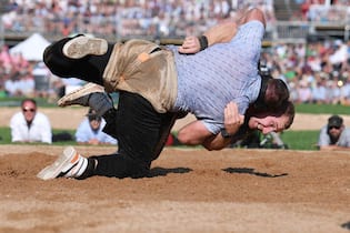 Gewinnt Tickets für das ESAF 2025 Pratteln, 28.08.2022. Sport, Schwingen, Kampfsport, ESAF, Eidgenoessisches Schwing- und Aelplerfest 2022 in Pratteln. Schwingerkoenig Joel Wicki 2022! Schlussgang: Joel Wicki (hinten) bodigt Matthias Aeschbacher (vorne). - Der entscheidende Moment: Kurz bevor Joel Wicki seinen Widersacher Matthias Aeschbacher (im blauen Hemd) auf den Ruecken legt, laesst er die Hose des Berners los. Copyright by: foto-net / Kurt Schorrer