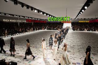 Dior launcht Programm zur Geschlechtergleichheit PARIS, FRANCE - FEBRUARY 25: Models walk the runway during the finale of the Dior show as part of the Paris Fashion Week Womenswear Fall/Winter 2020/2021 on February 25, 2020 in Paris, France. (Photo by Victor Boyko/Getty Images)