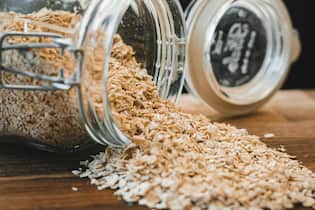 4 Fehler bei der Zubereitung von Haferflocken Haferflocken im Vorratsglas.