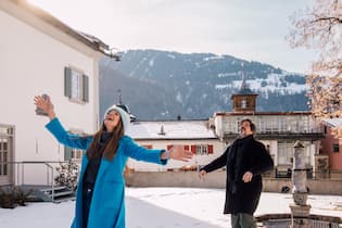 Wie die Liebe des Schauspielerpaars Petra Auer und Pasquale Aleardi begann <p>Brautstrauss im Anflug! Petra Auer und Pasquale Aleardi stellen im Kulturhaus Rosengarten in Grüsch GR die Szenerie ihrer Hochzeit nach.</p>