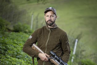 «Ohne Wolf wäre unsere Natur schnell arm» <p>«Wir können bei der Jagd nicht alle Abschüsse realisieren. Da hilft uns der Wolf.» David Gerke mit Hund Imbir am Hang vor seinem Biohof in Biembach im Emmental.</p>