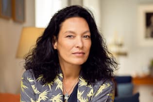 Yangzom Brauen begleitet ihr Grosi Mola dokumentarisch in den Tod <p>Regisseurin Yangzom Brauen gehört zu den erfolgreichsten Schweizerinnen im Filmbusiness in Hollywood. Ihr persönlichstes Werk ist das jetzige über ihr Grosi Mola.</p>