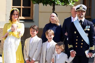 So herzig grinst Prinzessin Ines zum ersten Geburtstag Prinzessin Ines Prinzessin Sofia Prinz Carl Philip Schweden