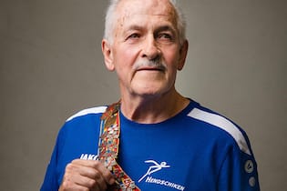 Ruedi Zobrist ist der älteste Turner in seiner Männerriege Für Ruedi Zobrist, Jahrgang 1947, wird es das zwölfte Eidgenössische als Aktivturner sein. Alle Abzeichen davon prangen an seinem Turnbändeli. Insgesamt hat er über 150 Turnfest-Chrüzli.