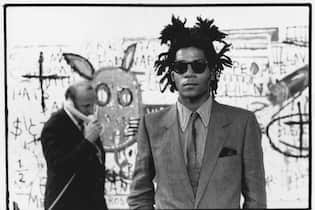 Diese Bücher sind uns im März aufgefallen a man on the phone and a man with glasses in front of a large painting