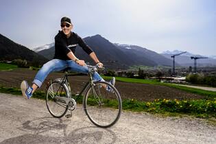 «Meine Biografie ist meine Schaffenskraft» Philipp Gurt, Bestseller Autor, Krimi Autor, zu Hause in Haldenstein, in seiner Buchhandlung in Chur, mit seinem Labrador und seinen Huehnern, in seiner Schreibstube und Wohzimmer, Radfahren oberhaln Chur wo seine Romane spielen, Haldenstein Chur 2024 Fotos: Geri Born