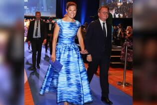 Kronprinzessin Victoria: Im Wasser-Print-Kleid zur Preisverleihung Kronprinzessin Victoria bei der Preisverleihung für Nachhaltigkeit in Stockholm.