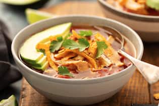 Mexikanische Tortillasuppe: Ein feurig-aromatischer Klassiker Für gemütliche Tage zuhause: Mexikanische Tortillasuppe.