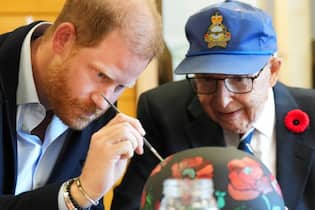 Veteranen erzählen Prinz Harry Geschichten aus dem Krieg Prinz Harry bemalt in Toronto mit einem Veteranen einen militärischen Helm.