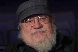 George R. R. Martin stellt neue «GoT»-Geschichten in Aussicht Der Schriftsteller George R. R. Martin ist Autor des Bestseller-Epos «Das Lied von Eis und Feuer», auf dem die Serie «Game of Thrones» basiert