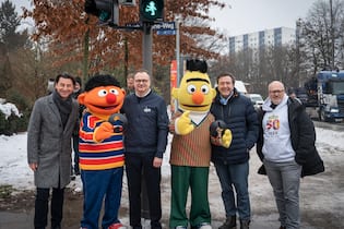 «Sesamstrasse»-Stars Ernie und Bert schmücken Ampeln in Hamburg Ernie und Bert besuchten die Einweihung der Ampeln.