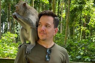 Sven Epiney probiert's mal mit Gemütlichkeit Sven Epiney hat im Sangeh Monkey Forest auf Bali einen neuen Freund gefunden.