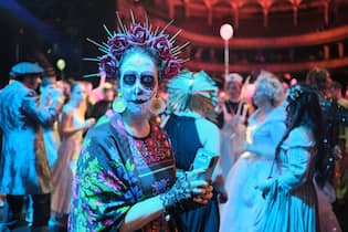 Diese Events machen den März aufregend a woman in a costume at a party