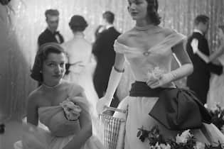 Wer war die erste Beauty-Queen? Jacqueline Bouvier (später Jacqueline Kennedy Onassis) in einer weißen Seidenorgandie mit roter Faille-Schärpe und ihre Schwester Caroline Lee Bouvier (später Lee Radziwell) in einem gelb-weißen Tüllkleid, beide von Elizabeth Arden.