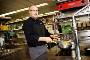 Taube mit einer Hibiskusblüte Patrick Troxler