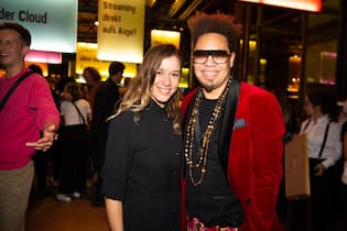 Schweizer Promis fürchten sich vor Technik-Zukunft v.l. Eva Nidecker, Moderatorin mit Marc Sway, Musiker