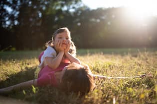 Zehn Dinge, um die ich euch SO beneide! Bored daughter with her exhausted mom in the park