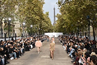 Diese 4 Modetrends dürft ihr diesen Sommer nicht verpassen PARIS, FRANCE - SEPTEMBER 30: (EDITORIAL USE ONLY - For Non-Editorial use please seek approval from Fashion House) A model walks the runway during the Stella McCartney Paris Womenswear Spring-Summer 2025 show as part of Paris Fashion Week on September 30, 2024 in Paris, France. (Photo by Stephane Cardinale - Corbis/Corbis via Getty Images)