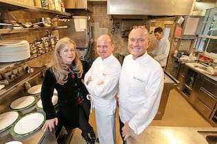 Ein sehr grosszügiger Abschied! Horst Petermann geht! Iris Petermann und Rico Zandonella (r.) übernehmen im November die «Kunststuben» mit einer locker-lässigen und trotzdem hochklassigen Küche.