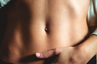 Reduziere dein Bauchfett auch ohne Sport Trainierter Bauch von Frau