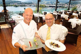 Luzerns Gourmet-Terrasse
Bieten viel Aussicht – auch auf ein feines Diner. Hoteldirektor Fritz Erni mit Küchenchef Johan Breedijk (l.)