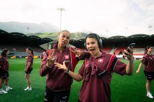 Unsere Nati: «Lasst uns stark wie Felsen sein» <p>Die Küken im Schweizer Team. Sydney Schertenleib, 18 (l.), und Noemi Ivelj, 18, sorgen im Training für Stimmung.</p>