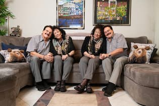 Zwei im Doppelpack <p>Finden Sie Unterschiede? Dario und Beatrice Botti (beide l.) sowie Angelo und Evelyn Botti daheim in Obfelden ZH. Für den Besuch der Schweizer Illustrierten haben sich die eineiigen Zwillinge gleich angezogen.</p>