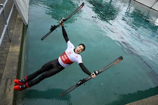 Vater-Sohn-Duo erobert die Skiakrobatik-Welt <p>Auch im Skianzug stets für einen Spass zu haben: Aerial-Profi Noé Roth trainiert in Mettmenstetten ZH für die neue Saison.</p>
