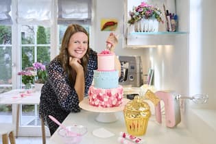 In der Küche von Torten-Königin Jacqueline Schweizer <p>Jacqueline Schweizer ist im wahrsten Sinn des Wortes eine ausgezeichnete Tortenvirtuosin: Sie hat im deutschen TV «Das grosse Backen» gewonnen.</p>